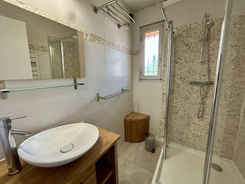 une salle de bain blanche avec un lavabo et une douche dans l'établissement Appartement 2 pièces proche plage avec parking à Saint-Raphaël - FR-1-226A-209, à Saint-Raphaël