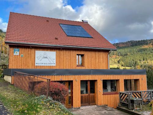 une maison avec un panneau solaire sur le toit dans l'établissement Chambres d'hôtes en montagne près de sentiers - FR-1-589-821, à Ventron