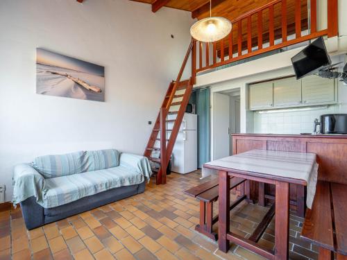 un salon avec une table et un canapé dans l'établissement Mimizan Plage Sud : Bel appartement pour 4, proche océan, parking privatif - Ménage inclus - FR-1-50-183, à Mimizan