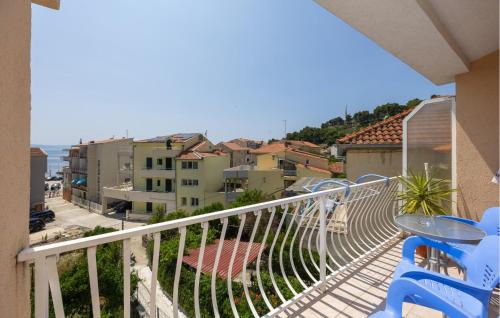 balcón con sillas azules y vistas a la ciudad en 1 Bedroom Stunning Apartment In Podgora, 