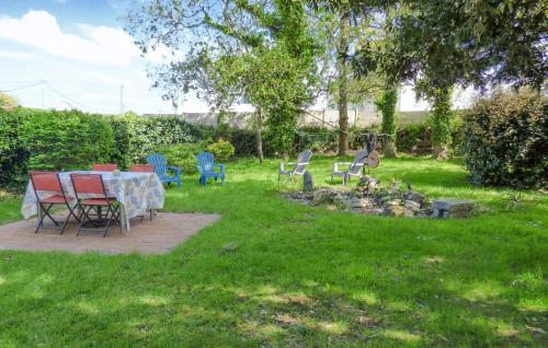 ein Tisch und Stühle in einem Hof in der Unterkunft Holiday Home Pleubian Ef-1633 in Pleubian