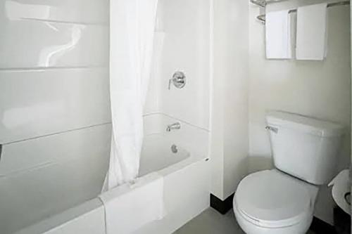 Bilik mandi di Travelodge by Wyndham Atlanta, Illinois