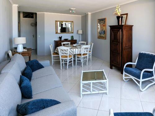 un salon avec un canapé, une table et des chaises dans l'établissement Bel appartement T3 au centre d'Arcachon avec parking - FR-1-420-152, à Arcachon