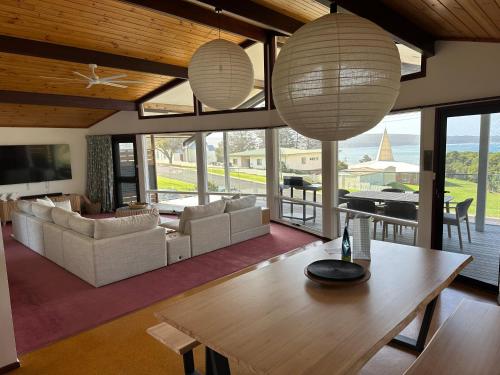 a living room with couches and a table and lamps at Eden Niu in Eden