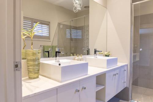 Ένα μπάνιο στο Stylish Retreat Steps from Geelong Waterfront, with Parking, Wi-Fi, AC
