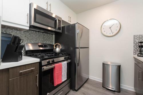 a kitchen with a stove and a microwave at Hollywood Cozy Apartment in Los Angeles