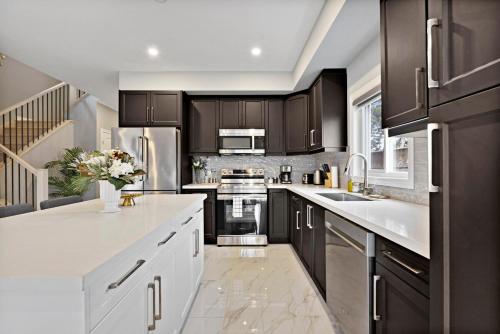 Fotografie z fotogalerie ubytování 4BR Family Escape with BBQ and Parking Only 4 Mins to The Falls v destinaci Niagara Falls