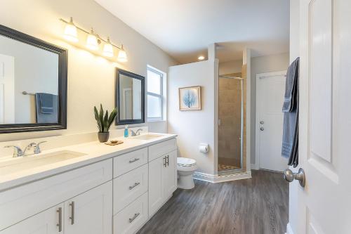 Ванная комната в 4BR Heated Pool Home Close to Disney and Lakes