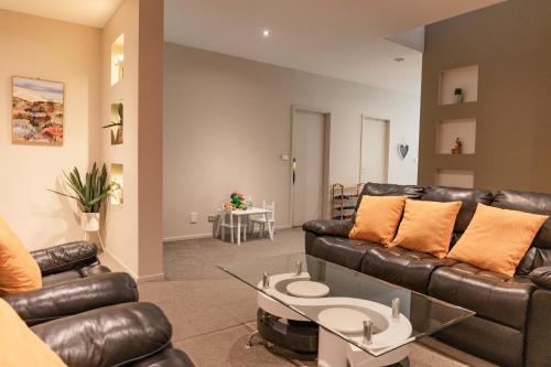 Χώρος καθιστικού στο Stylish Retreat Steps from Geelong Waterfront, with Parking, Wi-Fi, AC