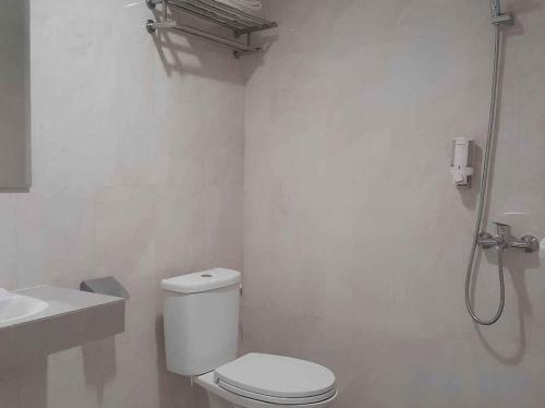 Bilik mandi di Hotel Candi Indah Akpol Semarang
