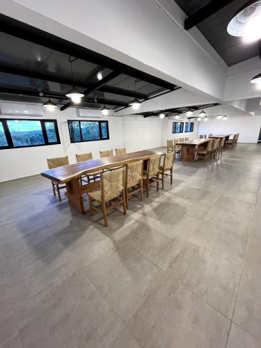a large room with a long table and chairs at Departamento amoblado en Luque in Luque