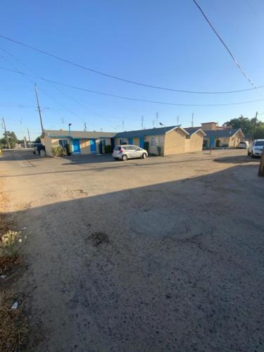 ReedleyにあるHotel Paisanoの建物の前に駐車した駐車場