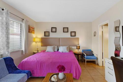 Postel nebo postele na pokoji v ubytování Modern 1BR Retreat – Near Beach Downtown Pet OK