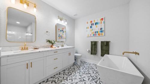 Koupelna v ubytování Mid-Century Modern Retreat by Coffee, Food + Shops