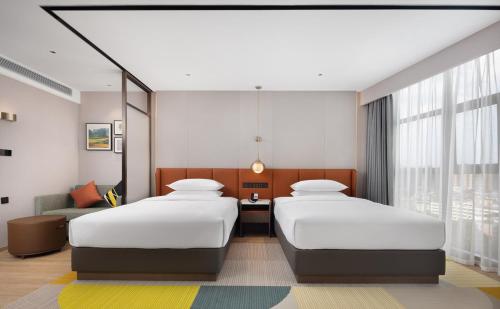 Postel nebo postele na pokoji v ubytování Hilton Garden Inn Xingyi Orange Hill Plaza