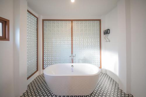 Bilik mandi di Cho Haus Chiang Mai