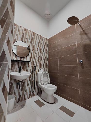 a bathroom with a toilet and a sink at Arjuna Homestay - Batu Gajah in Batu Gajah