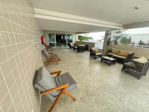 a living room with couches and chairs at Ap próx ao Shopping com garagem, piscina e ar in Sobral