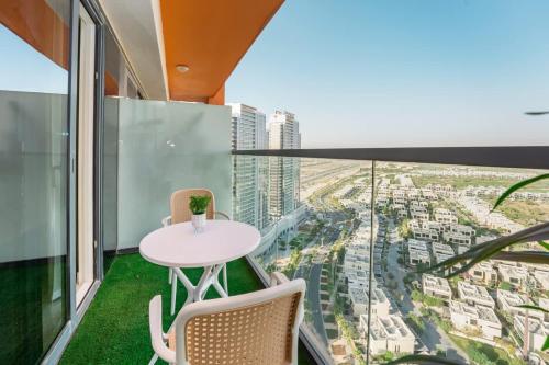 Balkoni atau teres di Designer 1BR I Golf View I Comfortably Sleeps 4