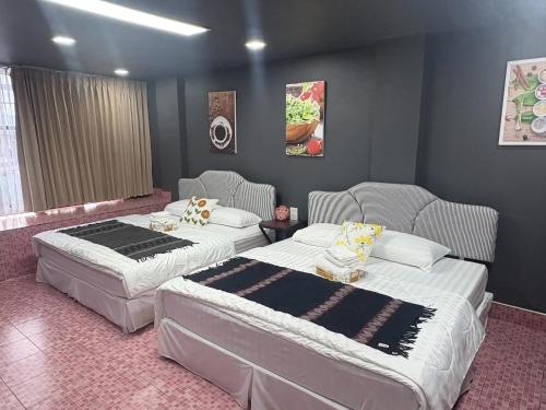 2 posti letto in una camera con 2 sedie di Destiny House Hostel a Hat Yai