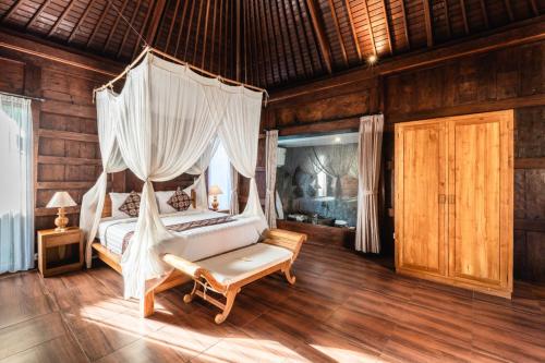 Un dormitorio con una cama con dosel y un columpio. en The Sakara Ubud Villas by GenuineHost, en Tegalalang