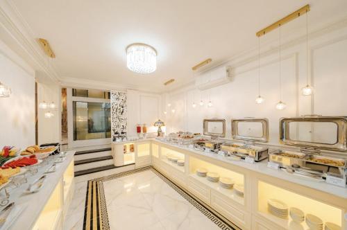uma sala grande com um balcão com comida em Delina Castle Coffee & Hotel em Hanói
