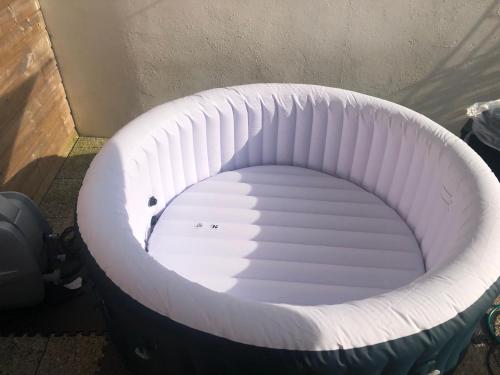 alatablelatable bed in a corner of a room at Maison tout confort in Corbie