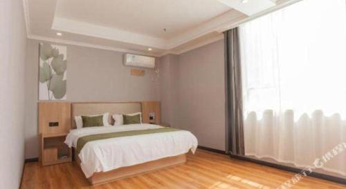Ένα ή περισσότερα κρεβάτια σε δωμάτιο στο Green Tree Inn Express Hefei Yungu Road Linhu Community