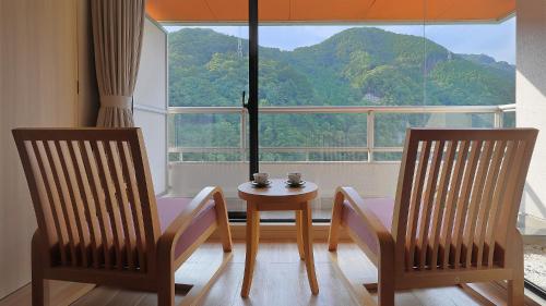 旅館から撮影された、または一般的な山の景色