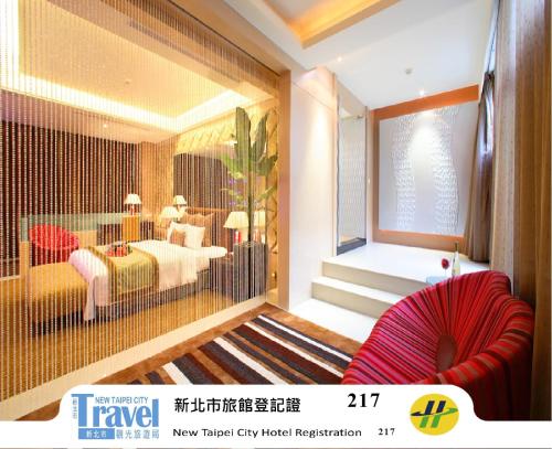 a room with a bedroom with a bed and a window at Amain Boutique Motel - Tucheng 217 in Tucheng