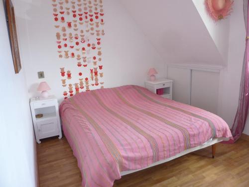 - une chambre avec un lit rose et 2 tables de chevet dans l'établissement Maison T3 avec jardin 5 minutes de Vannes, à Saint-Avé