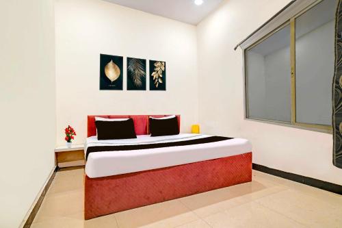 a bedroom with a large bed in a room at Collection O Hanuman Naka Ujjain in Ujjain