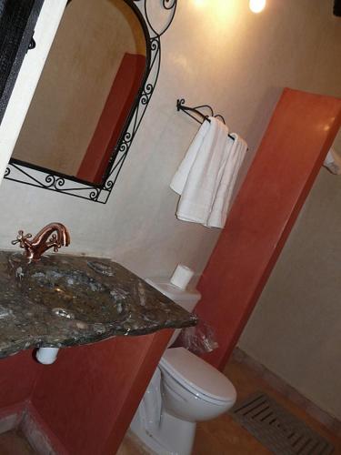 Ένα μπάνιο στο Palmeras Y Dunas Luxery Camp