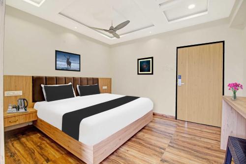 a bedroom with a large bed in a room at Collection O Chittivalasa Near Bheemili Beach in Visakhapatnam