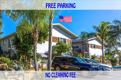 a car parked in front of a house with an american flag at Richard's Motel Studios in Hollywood