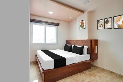 a bedroom with a bed and a window at Collection O Ajmer Railway Station in Ajmer