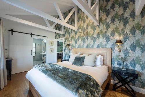 a bedroom with a large bed in a room at The Strand at The Vineyard McLaren Vale - King BR, Comp Minibar, Breakfast Prov, Fireplace in Blewitts Springs