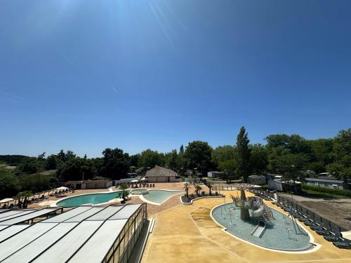 a view of a swimming pool at a resort at Location mobile-home confort face au lac in Aureilhan