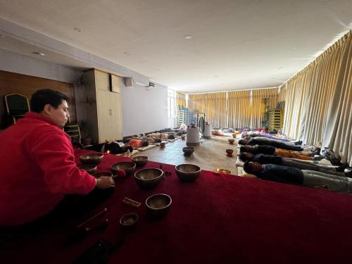 Ein Mann steht an einem Tisch mit Schüsseln darauf in der Unterkunft Hotel Thamel in Kathmandu