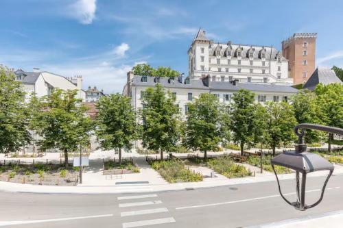 a view of a street with trees and a building at Le Monnaie - Appartement lumineux face au Château de Pau in Pau