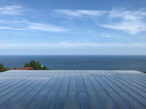 a view of the ocean from the roof of a house at 梅の宿Umenoya PC1 in Odawara