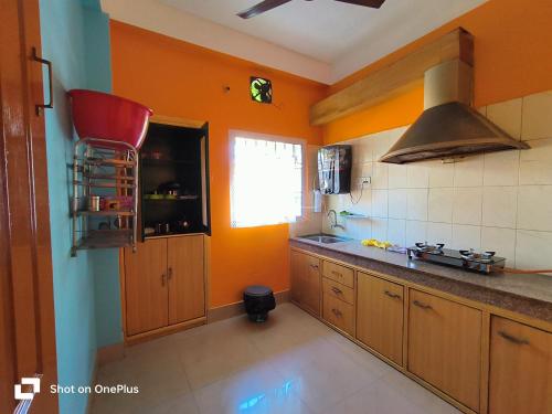 Kuchyň nebo kuchyňský kout v ubytování Sajupriya homestay