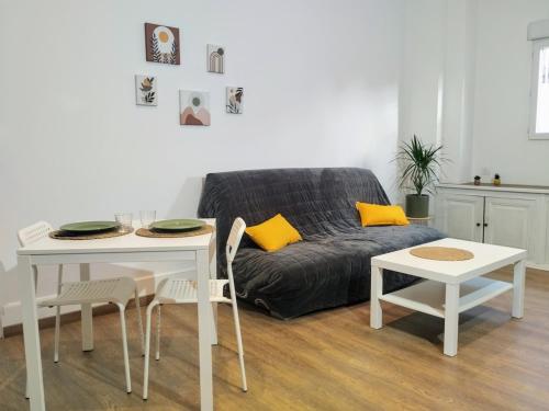 un salon avec un canapé et une table dans l'établissement Le petit cozy, à La Roche-Chalais