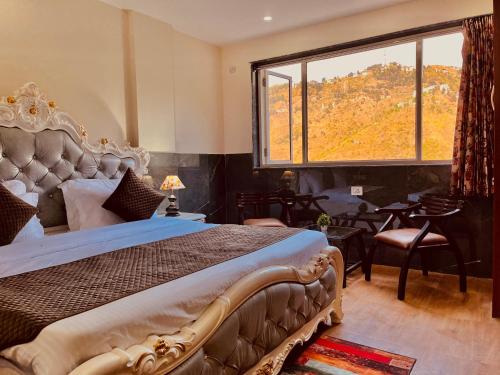 Postel nebo postele na pokoji v ubytování The Doon Nature Valley Resort Best Selling Property in Mussoorie ! Luxury Rooms ! Mountain View ! Open Terrace ! Cafe ! Parking ! by Sitara Group
