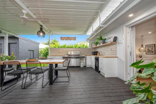 Η κουζίνα ή μικρή κουζίνα στο Executive Home in Prime Annandale Location