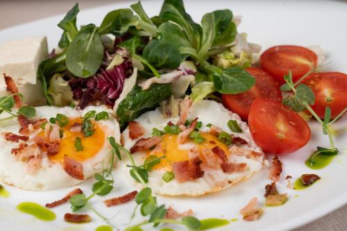 un piatto di cibo con uova e insalata di Barrique Livezii a Braşov