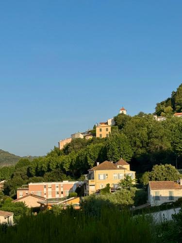 Photo de la galerie de l'établissement Appartement Cosy verdure et soleil, à Villeneuve-Loubet