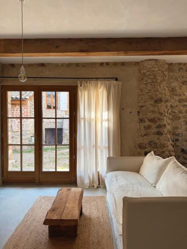 une chambre avec un lit, une table et une fenêtre dans l'établissement Mediterranean Suite in Ardèche, à Saint-Georges-les-Bains