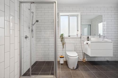O baie la Wattlebird Cottage - Chic Comfort near Mount Taylor