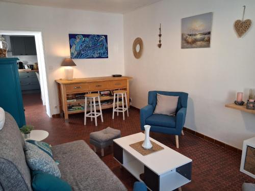 un salon avec un canapé, des chaises et une table dans l'établissement Topette, à Barbâtre